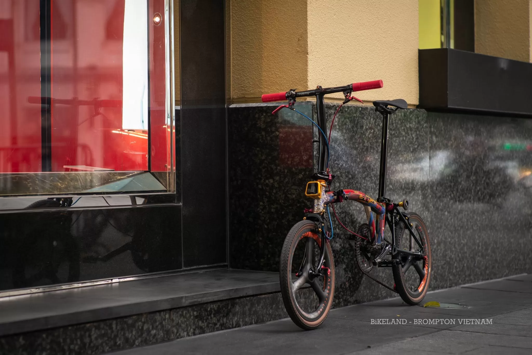 Sơn Mài Việt — Trên Một Chiếc Xe Đạp Gấp Brompton Đến Từ Anh Quốc